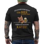 Ein Mann Kann Nichton Bier Allein Leben Katzten T-Shirt mit Rückendruck