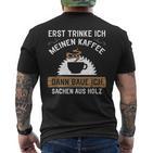 Erst Trinke Ich Meine Kaffee Dann Baue Ich Sachen Aus First Trinke T-Shirt mit Rückendruck