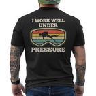 Ich Arbeite Gut Unter Druck I Work Well Under Pressure T-Shirt mit Rückendruck