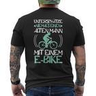 Unterschätze Niemals Alten Mann Mit Ebike Bicycle Cyclist T-Shirt mit Rückendruck