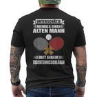 Unterschätze Niemals Einen Alten Mann Table Tennis T-Shirt mit Rückendruck