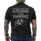 Unterschätze Niemals Einen Alten Mann Mit Fahrrad T-Shirt mit Rückendruck