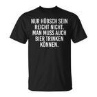 Frau Nur Hübsch Sein Reicht Nicht Man Muss Auch Bier Trinken T-Shirt