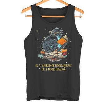 In A World Full Of Bookworms Be A Book Dragon Tank Top - Geschenkecke