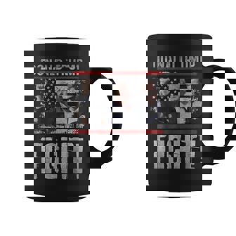 Bomba De Puño De Donald Trump Luchamos Contra La Bandera Estadounidense Trump 2024 Taza de café - Regaloses