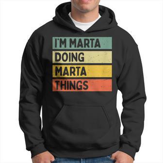 Cita Personalizada Divertida Con Texto En Inglés I'm Marta Doing Marta Things Sin Mangas Sudadera - Regaloses