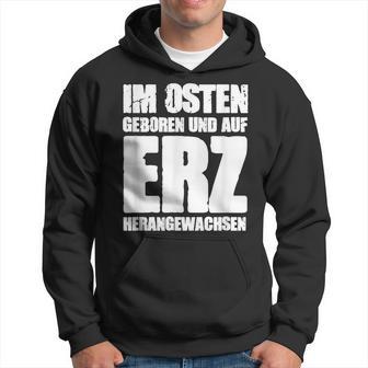 Ddr Ossi Erzgebirge Im Osten Geboren Auf Erz Heranwursen In East Kapuzenpullover - Geschenkecke