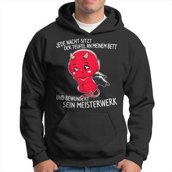 Jede Nacht Sitzt Der Teufel An Meinem Bett Slogan Kapuzenpullover - Geschenkecke