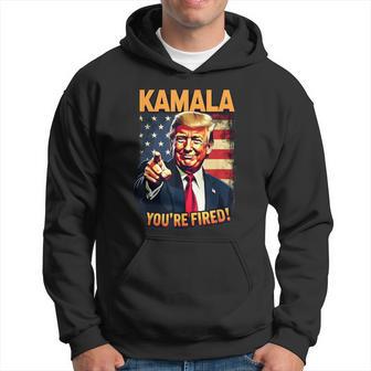 Kamala Du Bist Gefeuert Lustiger Präsident Trump Lacht Über Kamala Kapuzenpullover - Geschenkecke