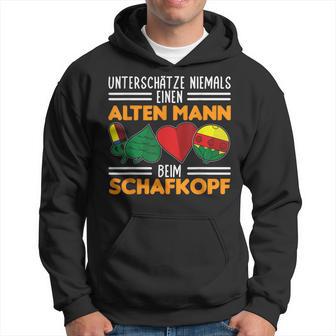 Unterschätze Niemals Einen Alten Mann Beim Schafkopf Kapuzenpullover - Geschenkecke