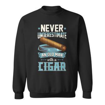 Nunca Subestimes A Un Anciano Con Un Cigarro Camisa de entrenamiento - Regaloses