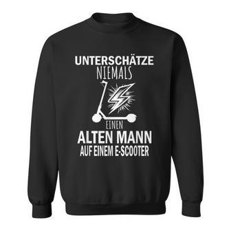 Unterschätze Niemals Einen Alten Mann Auf Einem E-Scooter Sweatshirt - Seseable