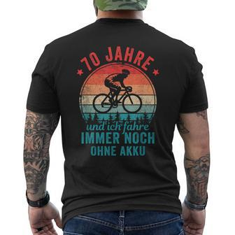 70 Jahre Und Ich Fahre Noch Ohne Akku Fahrradfahrer T-Shirt mit Rückendruck - Seseable