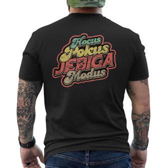 Balkan Jugo Spruch Hocus Pokus Jebiga Modus T-Shirt mit Rückendruck - Geschenkecke