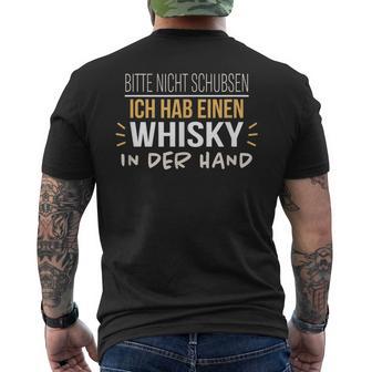 Bitte Nicht Schubsen Ich Hab Einen Whisky In Der Hand Humour German T-Shirt mit Rückendruck - Geschenkecke