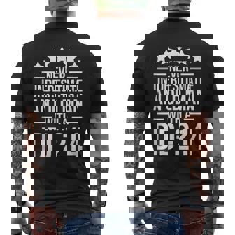 Dd 214 Les Anciens Ne Sous-Estiment Jamais Unieil Homme Avec Un Dd-214 T-shirt imprimé au dos - Cadeauxyz