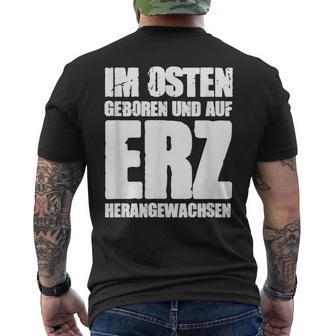 Ddr Ossi Erzgebirge Im Osten Geboren Auf Erz Heranwursen In East T-Shirt mit Rückendruck - Geschenkecke