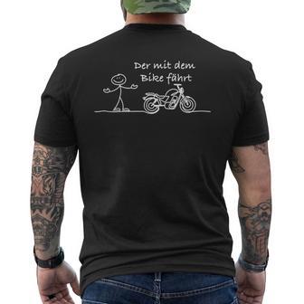 Der Mit Dem Bike Fährt T-Shirt mit Rückendruck - Geschenkecke