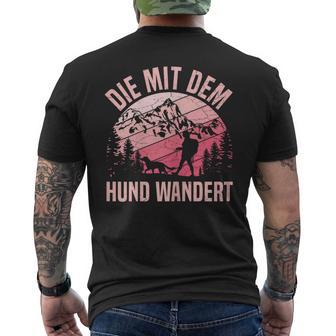 Die Mit Dem Hund Wandert Bergsteiger Berge Dog Lovers T-Shirt mit Rückendruck - Geschenkecke