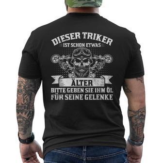 Dieser Triker Ist Schon Älter Öl Für Seine Gelenke T-Shirt mit Rückendruck - Geschenkecke