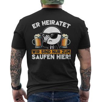 Er Heiratet Wir Sind Nur Zum Saufen Hier Der Bräutigam T-Shirt mit Rückendruck - Geschenkecke