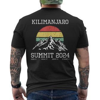 Gipfel Kilimanjaro 2024 Hiking Tanzania Retro T-Shirt mit Rückendruck - Geschenkecke