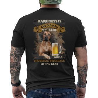 Glück Ist Ein Alter Mann Mit Einer Bier Rhodesian Ridgeback T-Shirt mit Rückendruck - Geschenkecke