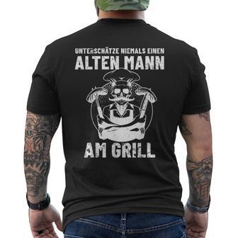 Grillen Unterschatze Niemal Ein Alten Mann Mit Grill S T-Shirt mit Rückendruck - Geschenkecke