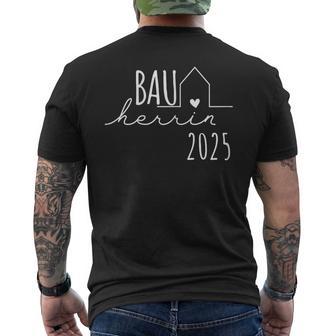 Hausbau Eigenheim Bauherrin 2025 T-Shirt mit Rückendruck - Geschenkecke