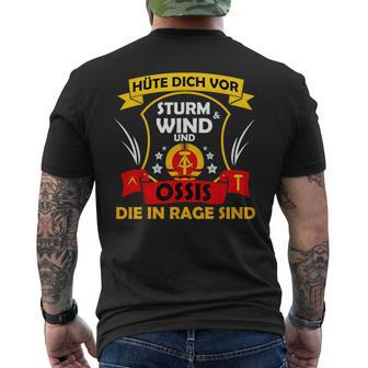 Hüte Dichor Sturm & Wind & Ossis Die In Rage Sind Ddr Ost T-Shirt mit Rückendruck - Geschenkecke