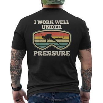 Ich Arbeite Gut Unter Druck I Work Well Under Pressure T-Shirt mit Rückendruck - Geschenkecke