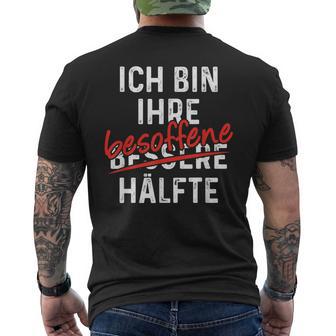 Ich Bin Ihre Besoffene Hälfte Lustiger Spruch T-Shirt mit Rückendruck - Geschenkecke