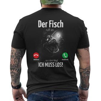 Ingenious Der Fisch Call An Ich Muss Fishing Outfit For Anglers T-Shirt mit Rückendruck - Geschenkecke