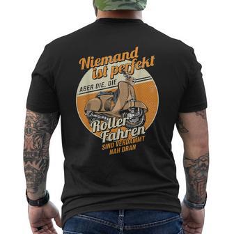 Kein Mand Ist Perfekt Statement Scooter T-Shirt mit Rückendruck - Geschenkecke