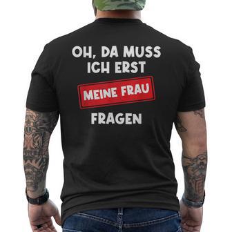 Lustiger Spruch Oh Da Muss Ich Erst Meine Frau Questions T-Shirt mit Rückendruck - Geschenkecke