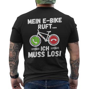 Mein E-Bike Ruft Ich Muss Los Radfahren T-Shirt mit Rückendruck - Geschenkecke