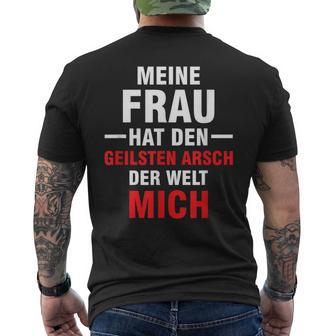 Meine Frau Hat Den Geilsten Arsch Der Welt Mich T-Shirt mit Rückendruck - Geschenkecke