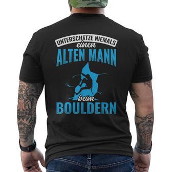 Old Man Bouldering Climbing Pensioner Boulderer T-Shirt mit Rückendruck - Geschenkecke