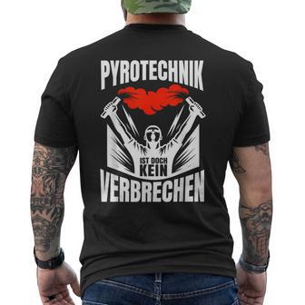 Pyrotechnik Football Fan Ist Aber Keinerbrechen T-Shirt mit Rückendruck - Geschenkecke