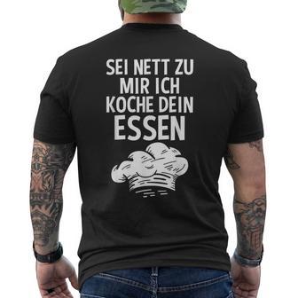 Sei Nett Zu Mir Ich Koche Dein Essen Küchenchef Koch Kochin T-Shirt mit Rückendruck - Geschenkecke