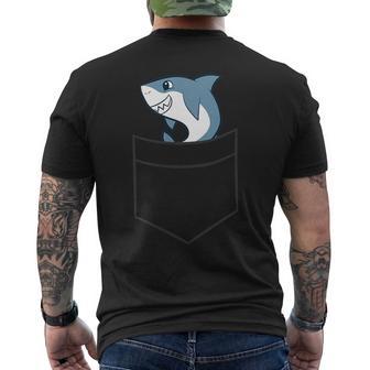 Shark In A Pocket Cute Pocket Shar T-Shirt mit Rückendruck - Geschenkecke