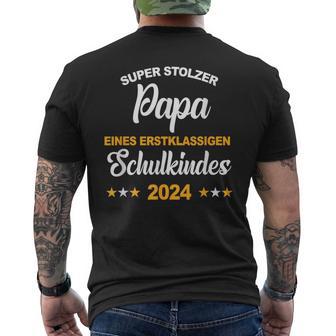 Stolzer Papa Eines Schulkindes 2024 First Day At School T-Shirt mit Rückendruck - Geschenkecke