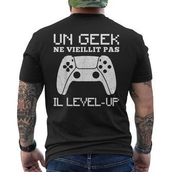 Un Geek Neieillit Pas Il Level Up Cadeau Drôle Pour Gamer T-shirt imprimé au dos - Cadeauxyz