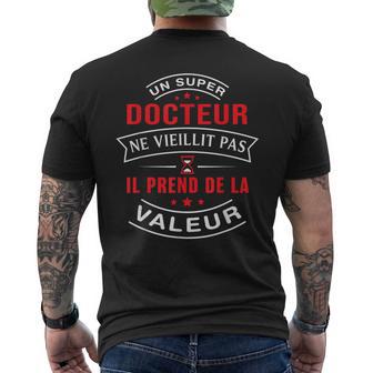 Un Super Docteur Neieillit Pas Cadeau Docteur T-shirt imprimé au dos - Cadeauxyz