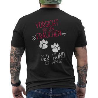 Vorsichtor Dem Frauchen Der Hund Ist Harmlos Gassi T-Shirt mit Rückendruck - Geschenkecke