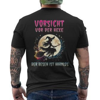 Vorsichtor Der Hexe Der Besen Ist Harmlos Hexen T-Shirt mit Rückendruck - Geschenkecke