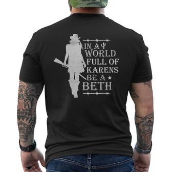 In A World Full Of Karens Be A Beth T-Shirt mit Rückendruck - Seseable