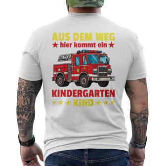 Aus Dem Weg Hier Kommt Ein Kindergartenkind Feuerwehr German T-Shirt mit Rückendruck - Geschenkecke