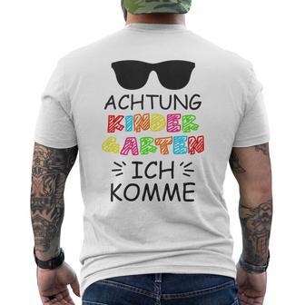 Children's Attention Kindergarten Ich Komme 1St Tag Kita T-Shirt mit Rückendruck - Geschenkecke