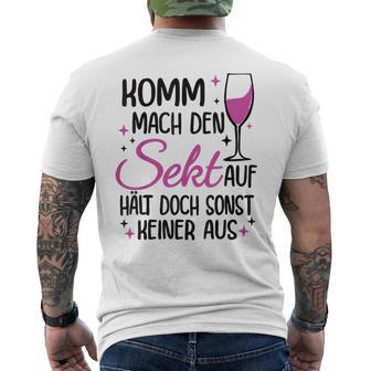 Komm Mach Den Sekt Auf Halt Doch Sonst Keiner Aus Komm Mach Den Sekt S T-Shirt mit Rückendruck - Geschenkecke